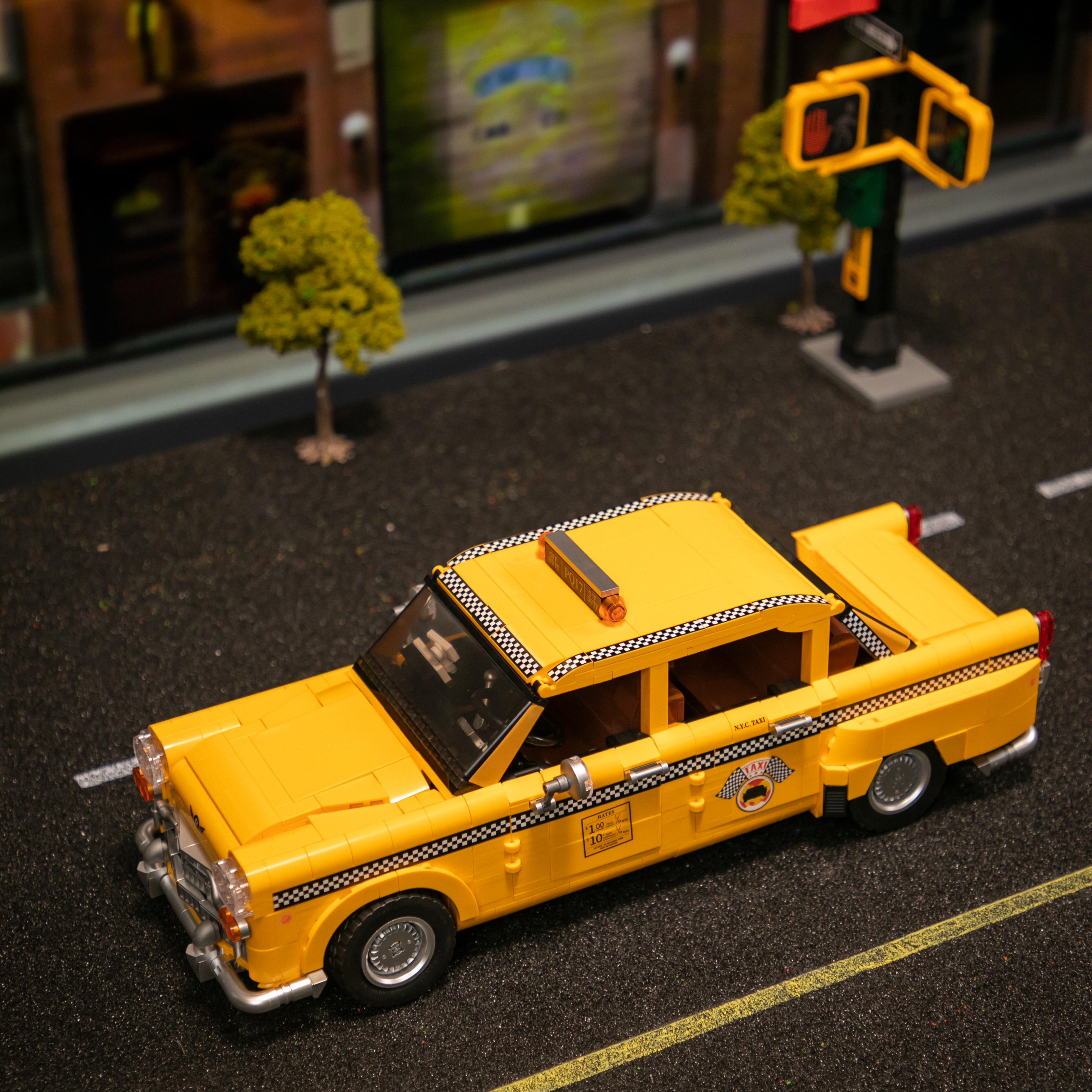 Pantasy New York Yellow Cab 85017 - Image 5 of 9 | TheBrickTube