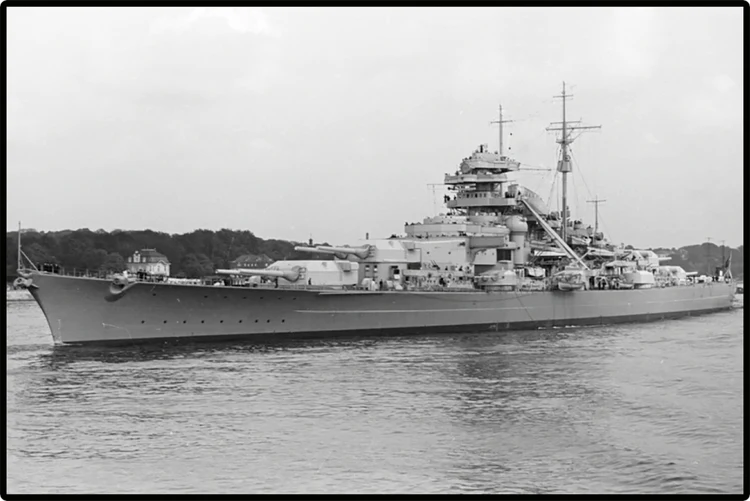 German Battleship Bismarck 1:700 Scale Building Set - Image 5 of 6 | TheBrickTube