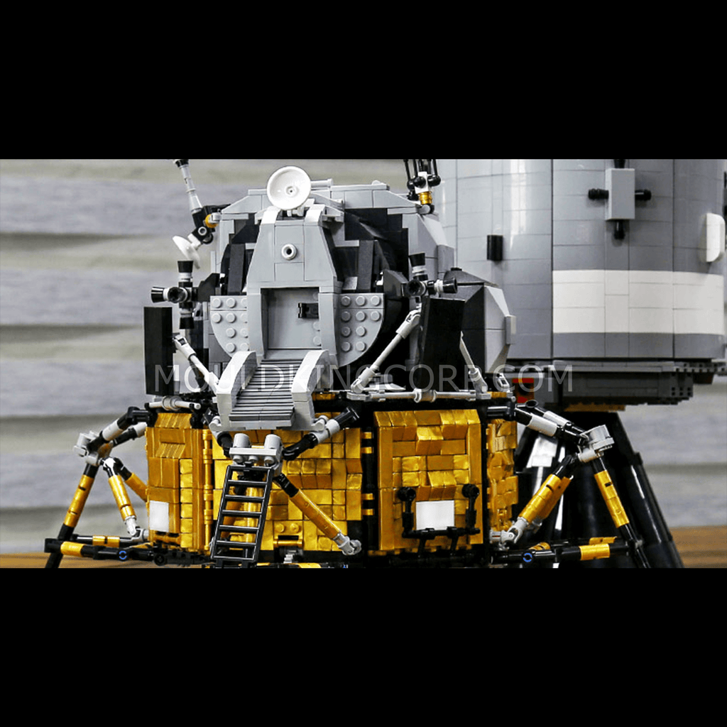 21006 Apollo 11 Spacecraft Brick Building Set | 7,106 PCS - Image 2 of 6 | TheBrickTube